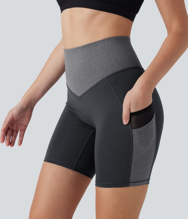 Shorts de yoga de cintura alta de malla en contraste con bloques de color y secado rápido de 18 cm y con bolsillos