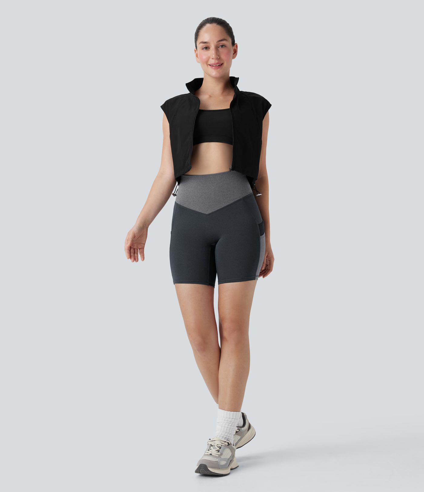 Shorts de yoga de cintura alta de malla en contraste con bloques de color y secado rápido de 18 cm y con bolsillos