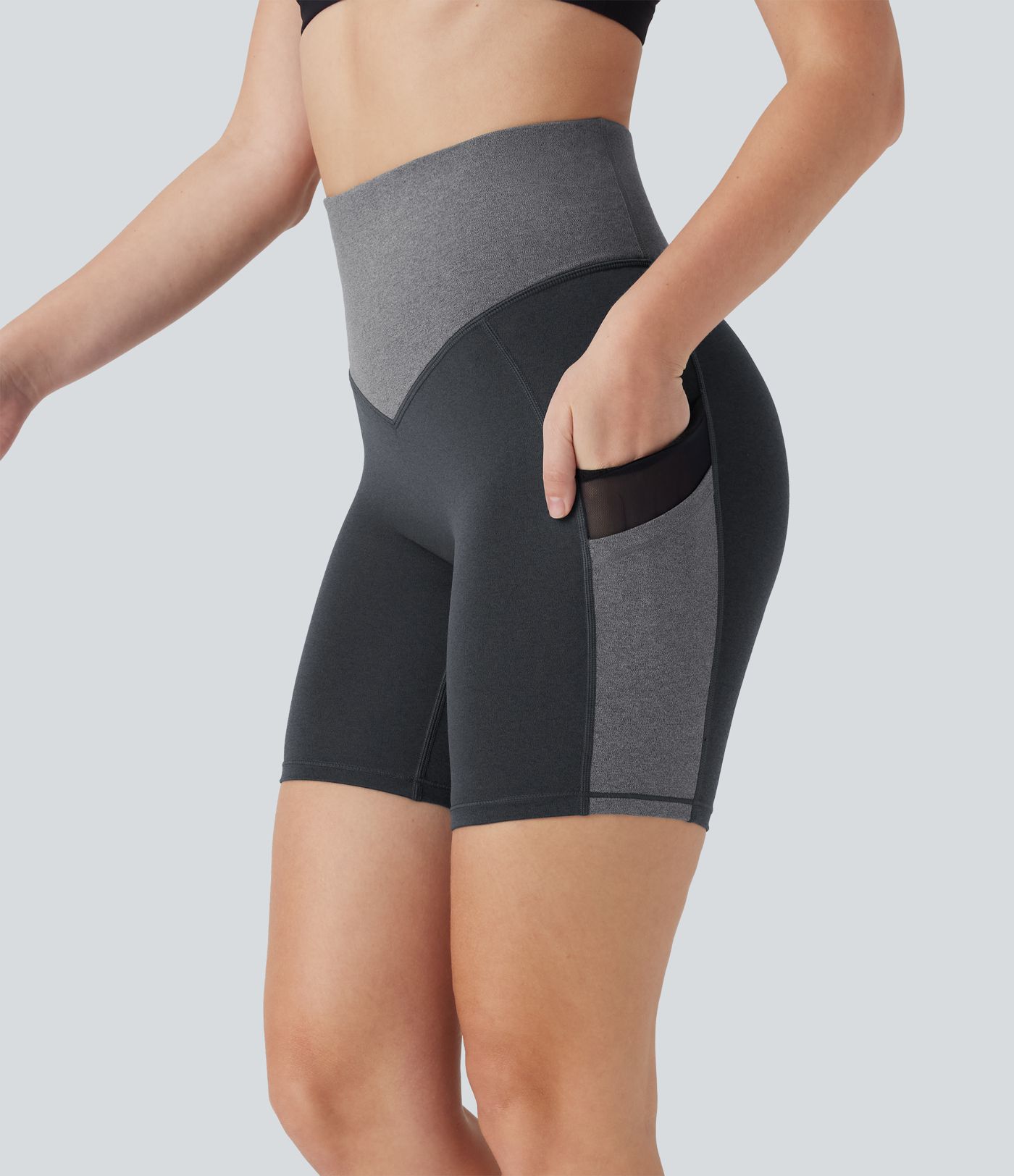 Shorts de yoga de cintura alta de malla en contraste con bloques de color y secado rápido de 18 cm y con bolsillos