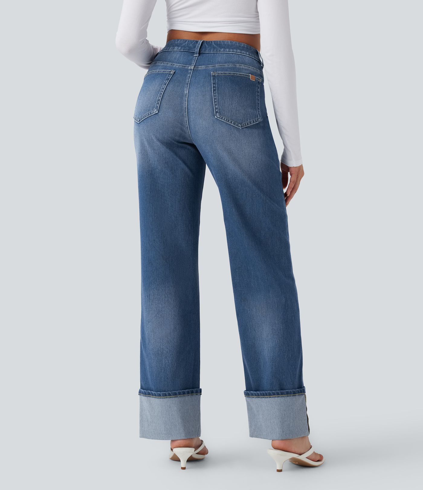 Halara Flex™ vaqueros de tiro medio con bajos remangados, pernera recta y holgada, con bolsillos.