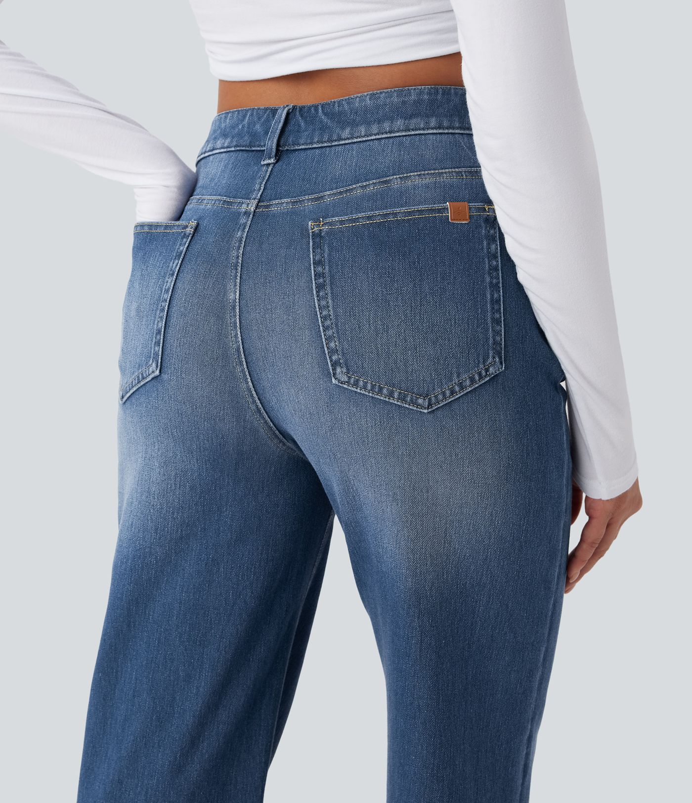 Halara Flex™ vaqueros de tiro medio con bajos remangados, pernera recta y holgada, con bolsillos.