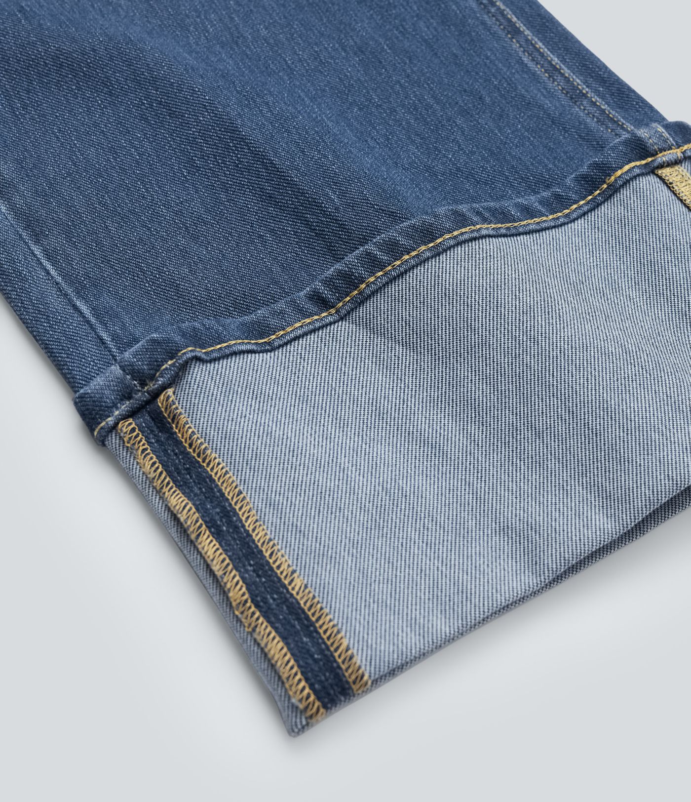 Halara Flex™ vaqueros de tiro medio con bajos remangados, pernera recta y holgada, con bolsillos.