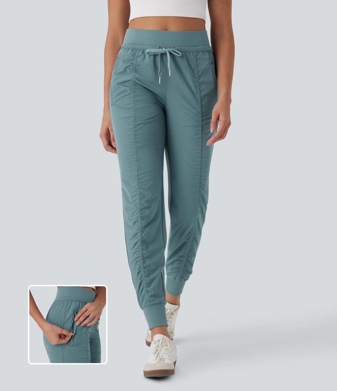 Hoch taillierte, konisch zulaufende Reise-Jogginghose mit Kordelzug und seitlichen Reißverschlusstaschen