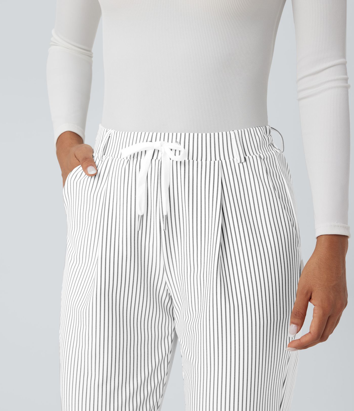 Mittelhoch geschnittene, gestreifte Arbeitshose mit Kordelzug, Taper-Passform und Taschen