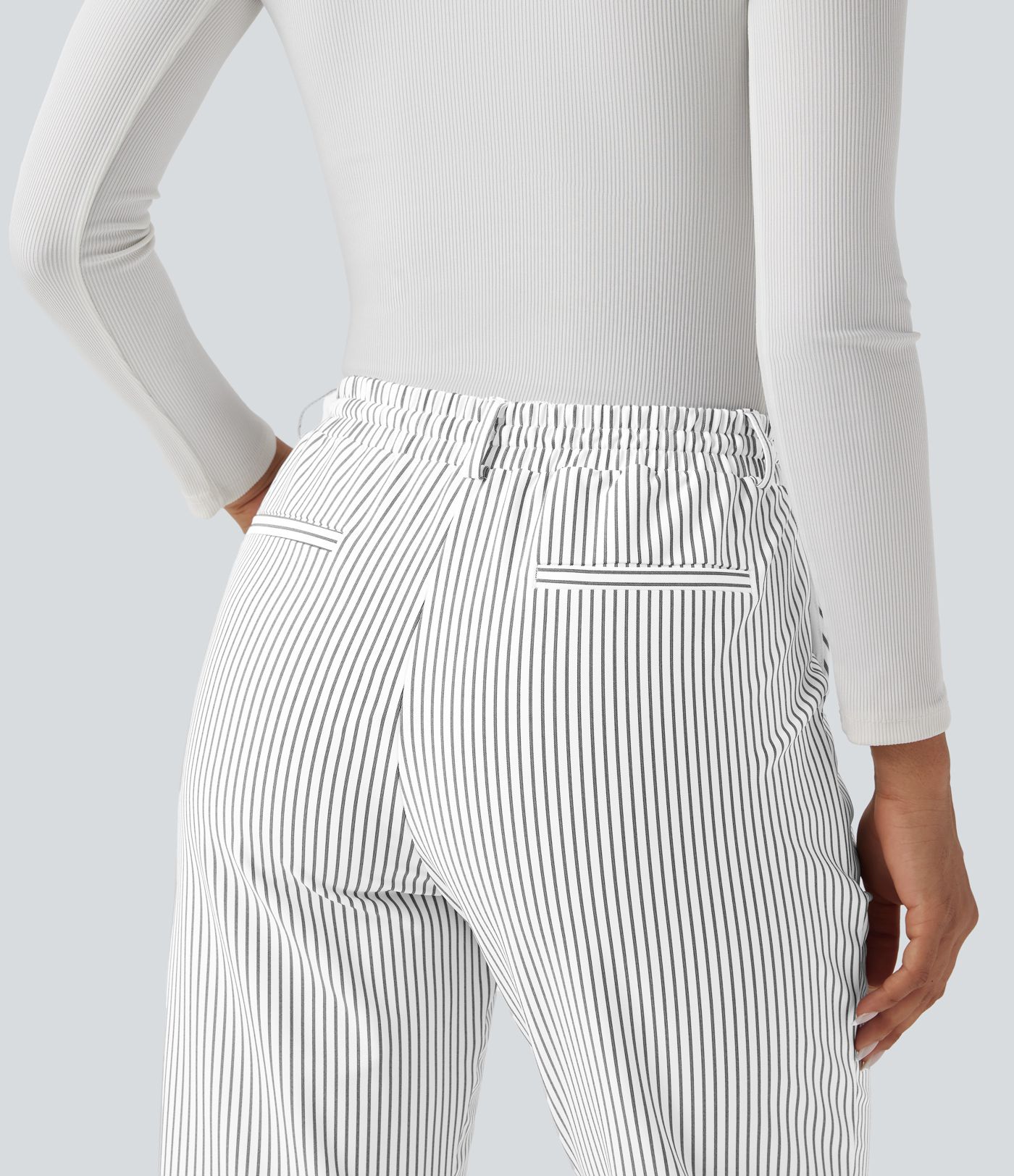 Mittelhoch geschnittene, gestreifte Arbeitshose mit Kordelzug, Taper-Passform und Taschen