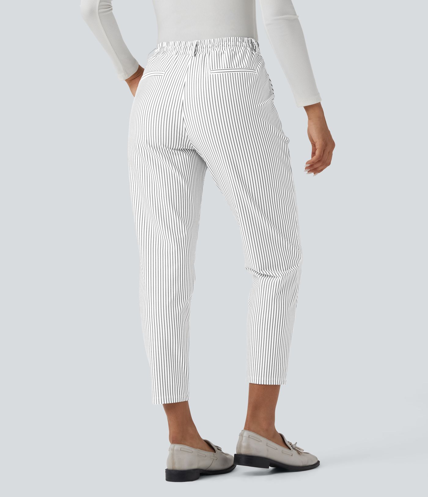 Mittelhoch geschnittene, gestreifte Arbeitshose mit Kordelzug, Taper-Passform und Taschen