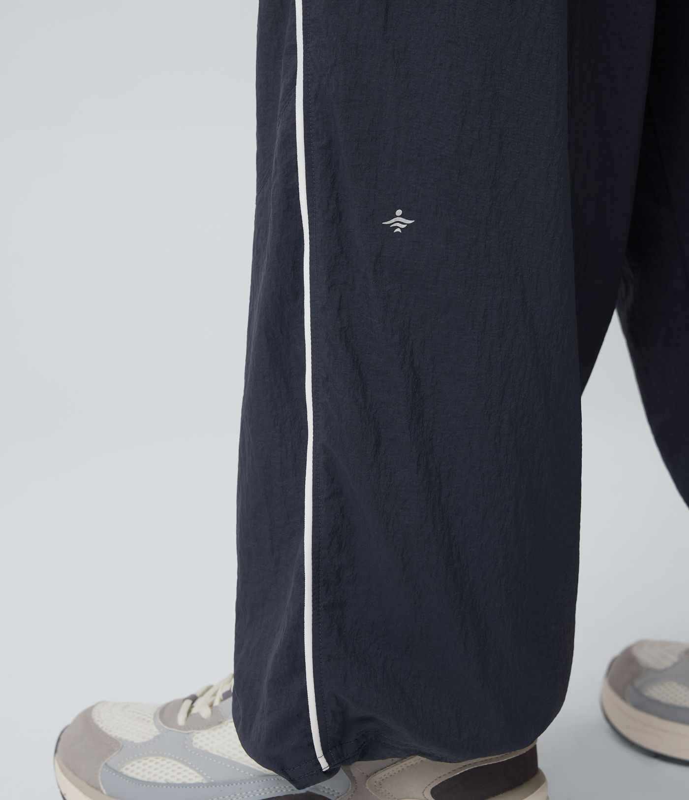 Lightweight Durable Water Repellent Low Rise Drawstring Color Block Cinchable Hem Running Joggers with Pockets