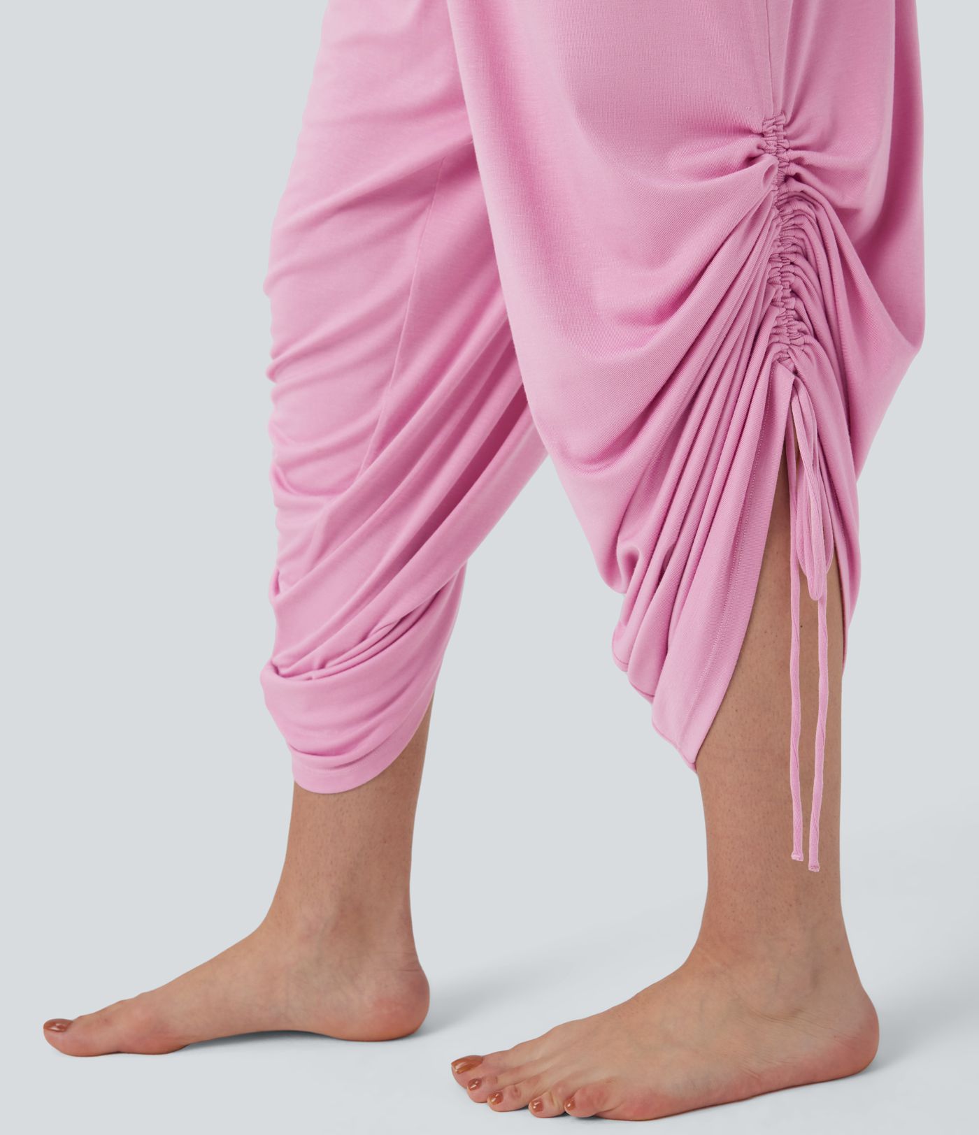 Mono Playero con Cuello Halter, Cordón Trasero y Bolsillos con Costuras