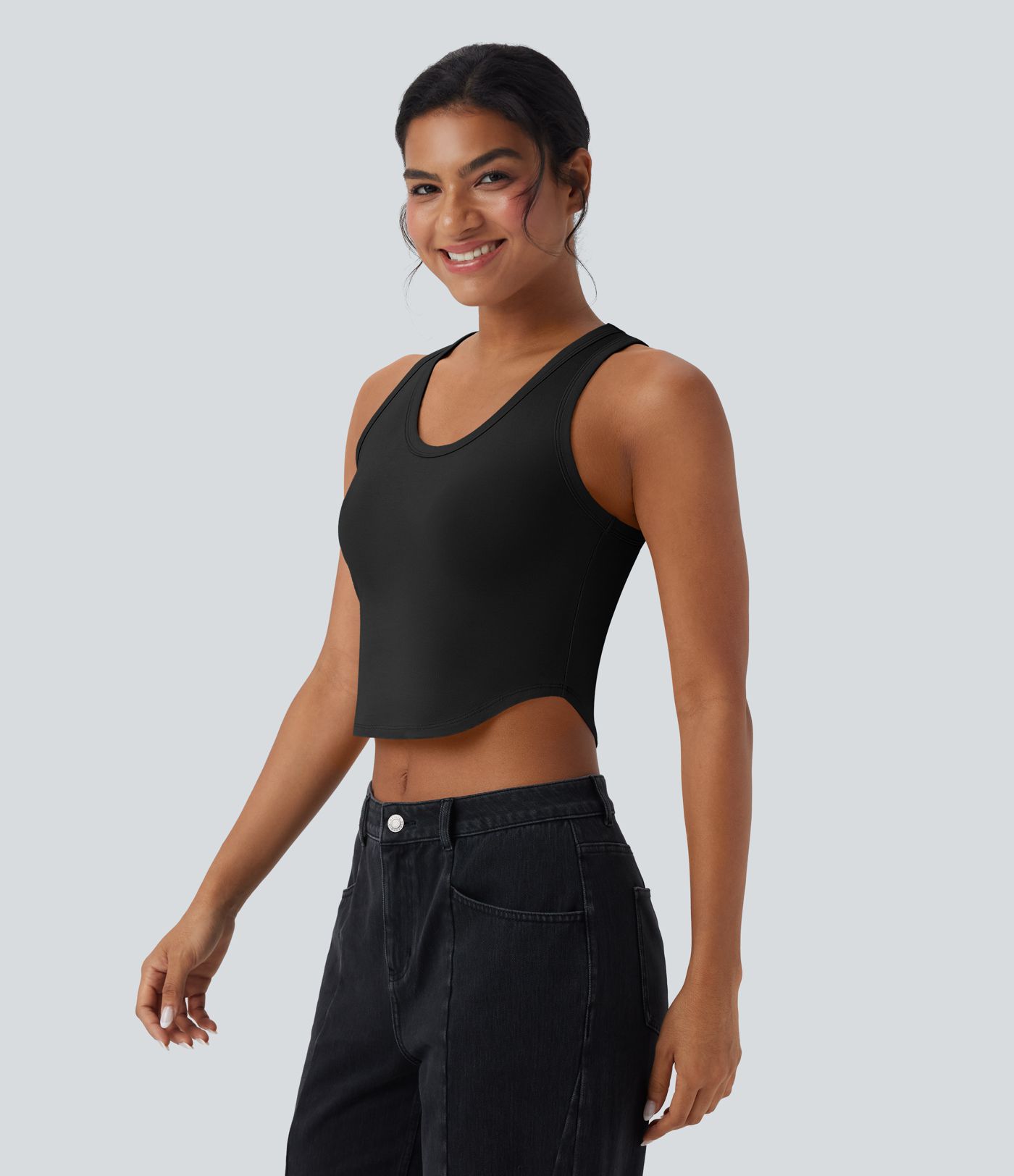 Top corto casual in canotta con bordo curvo e scollo a U