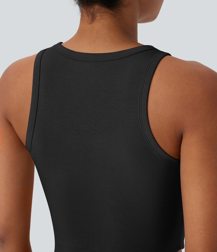 Top corto casual in canotta con bordo curvo e scollo a U