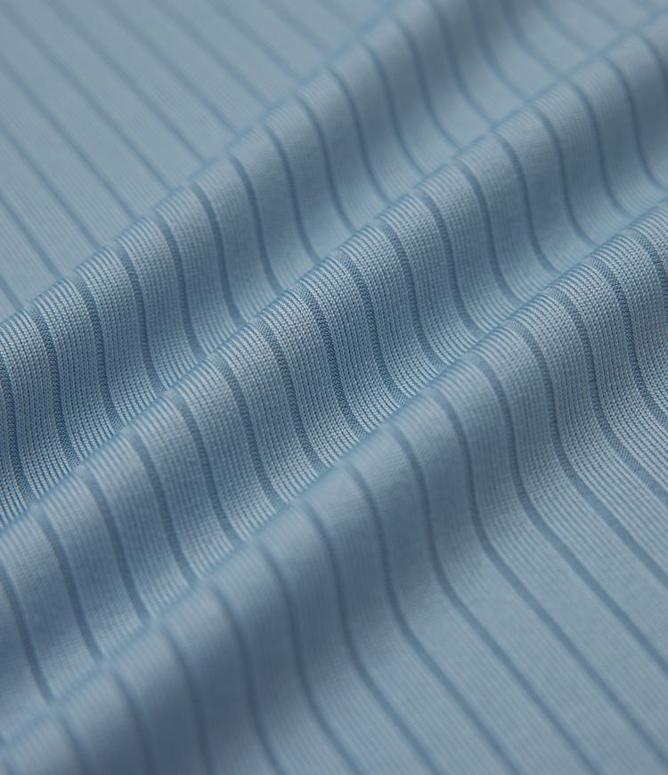 Vestido casual ajustado midi de punto acanalado con cuello alto y manga corta