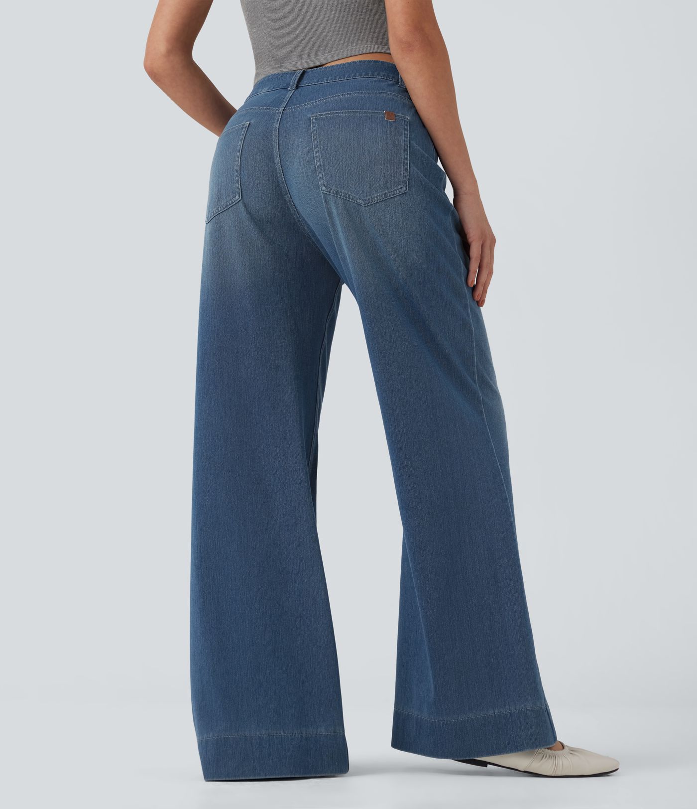 Halara Flex™ vaqueros campanados de tiro medio, de corte relajado, con bolsillos