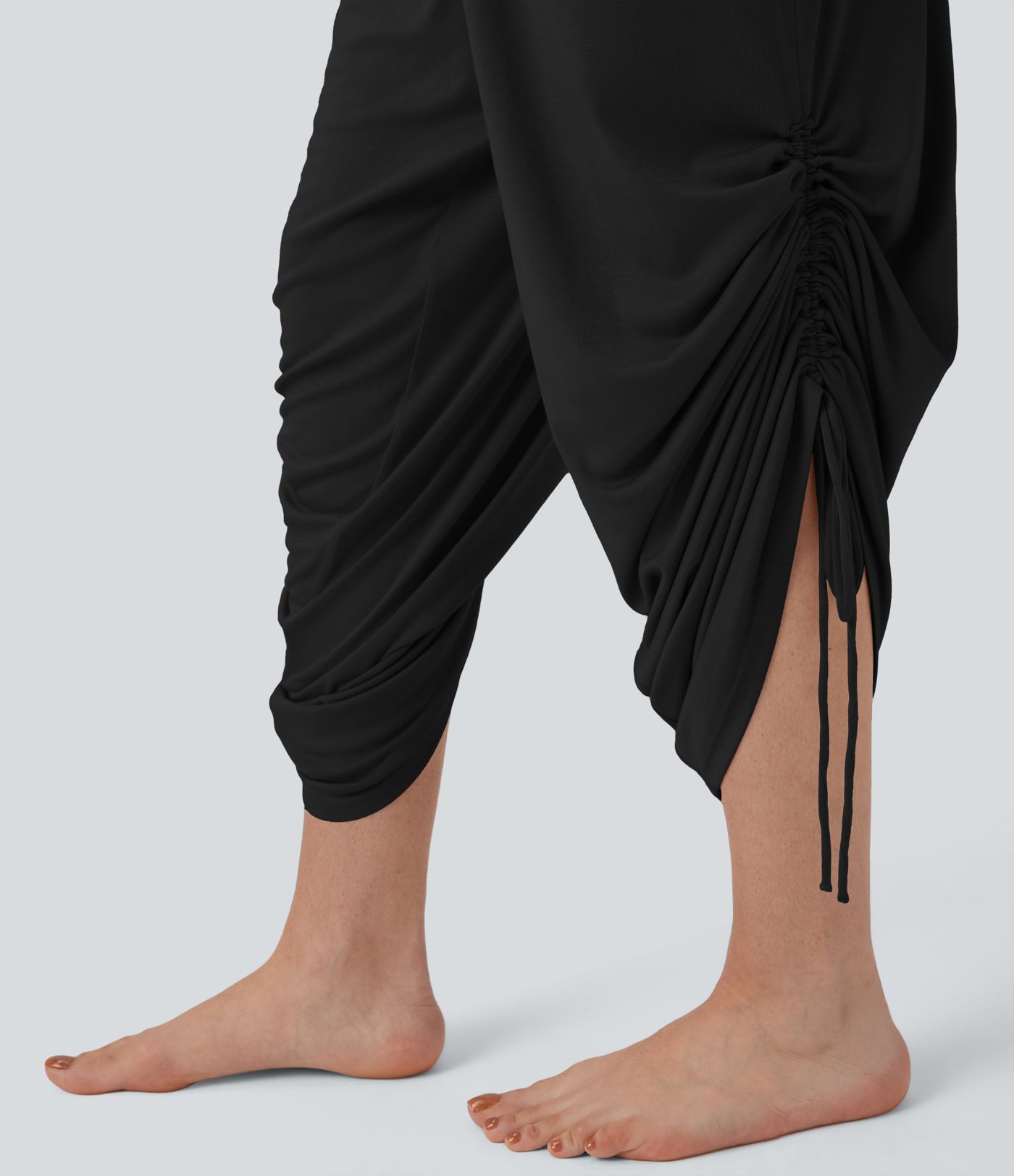 Gerippter Neckholder-Jumpsuit mit Rückenbindung, Kordelzug und Taschen für den Urlaub