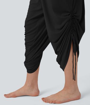 Gerippter Neckholder-Jumpsuit mit Rückenbindung, Kordelzug und Taschen für den Urlaub