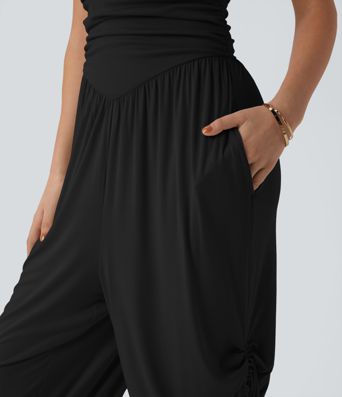 Gerippter Neckholder-Jumpsuit mit Rückenbindung, Kordelzug und Taschen für den Urlaub