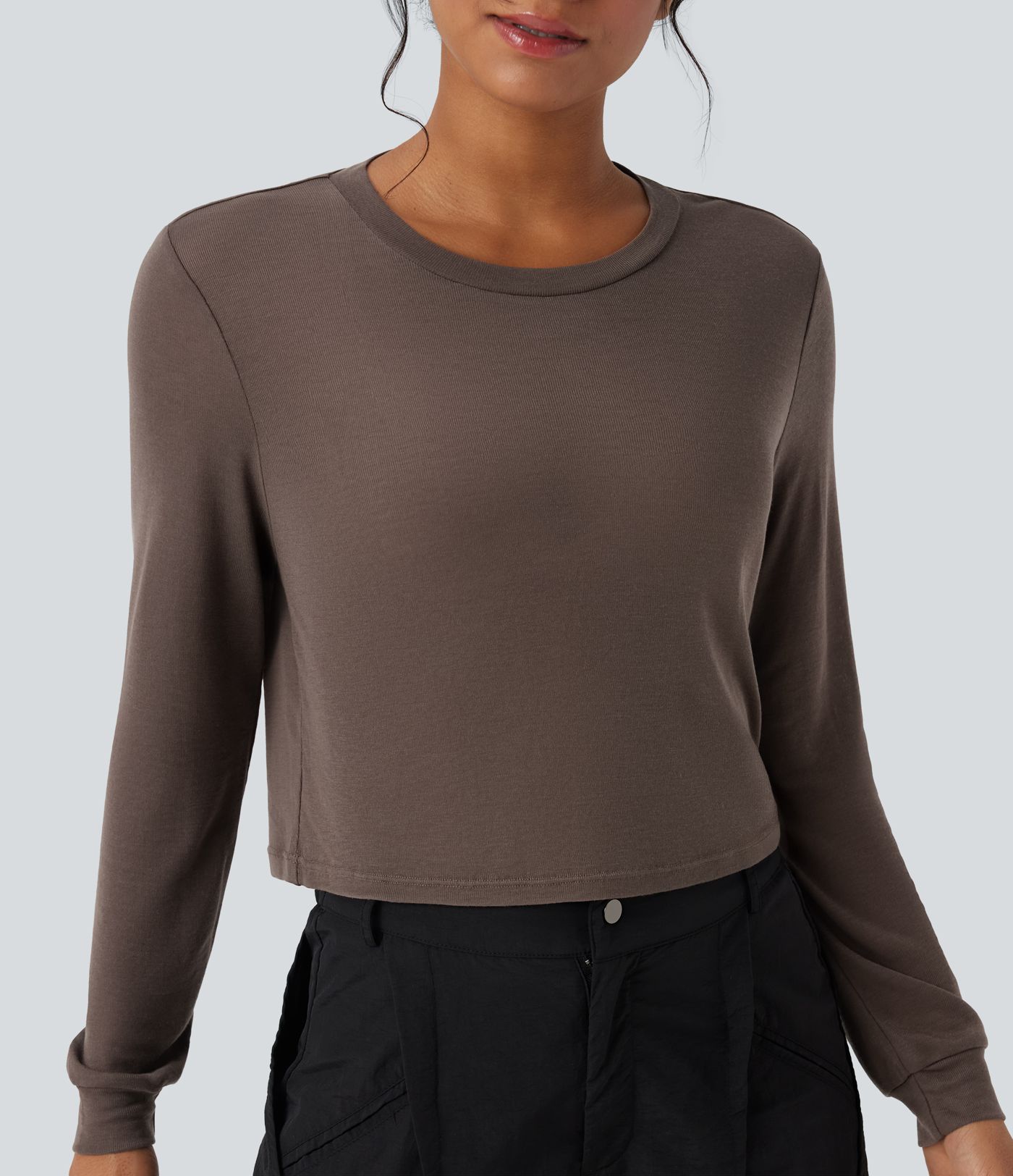 Laisvas vilnonis viršus su apvalia iškirpte ir ilgomis rankovėmis