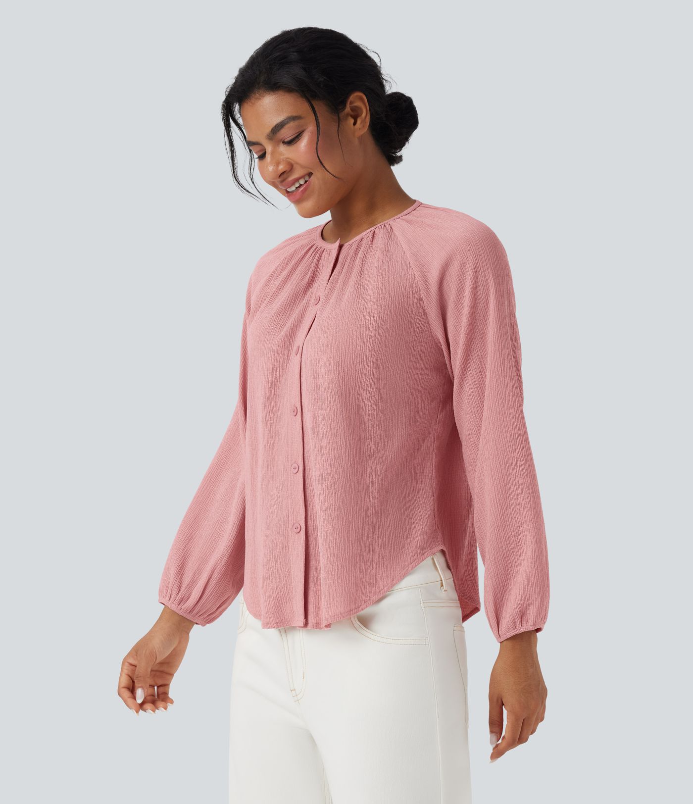 Blusa casual texturizada com decote redondo, mangas longas e barra curva.