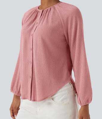 Blusa casual texturizada com decote redondo, mangas longas e barra curva.