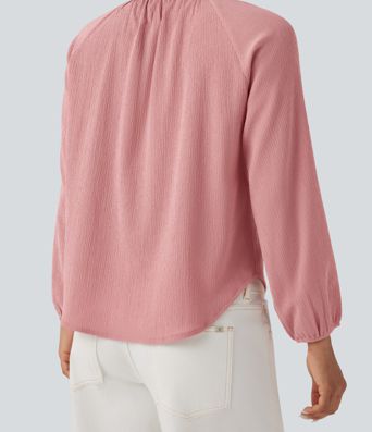 Blusa casual texturizada com decote redondo, mangas longas e barra curva.