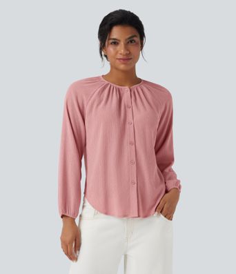 Blusa casual texturizada com decote redondo, mangas longas e barra curva.