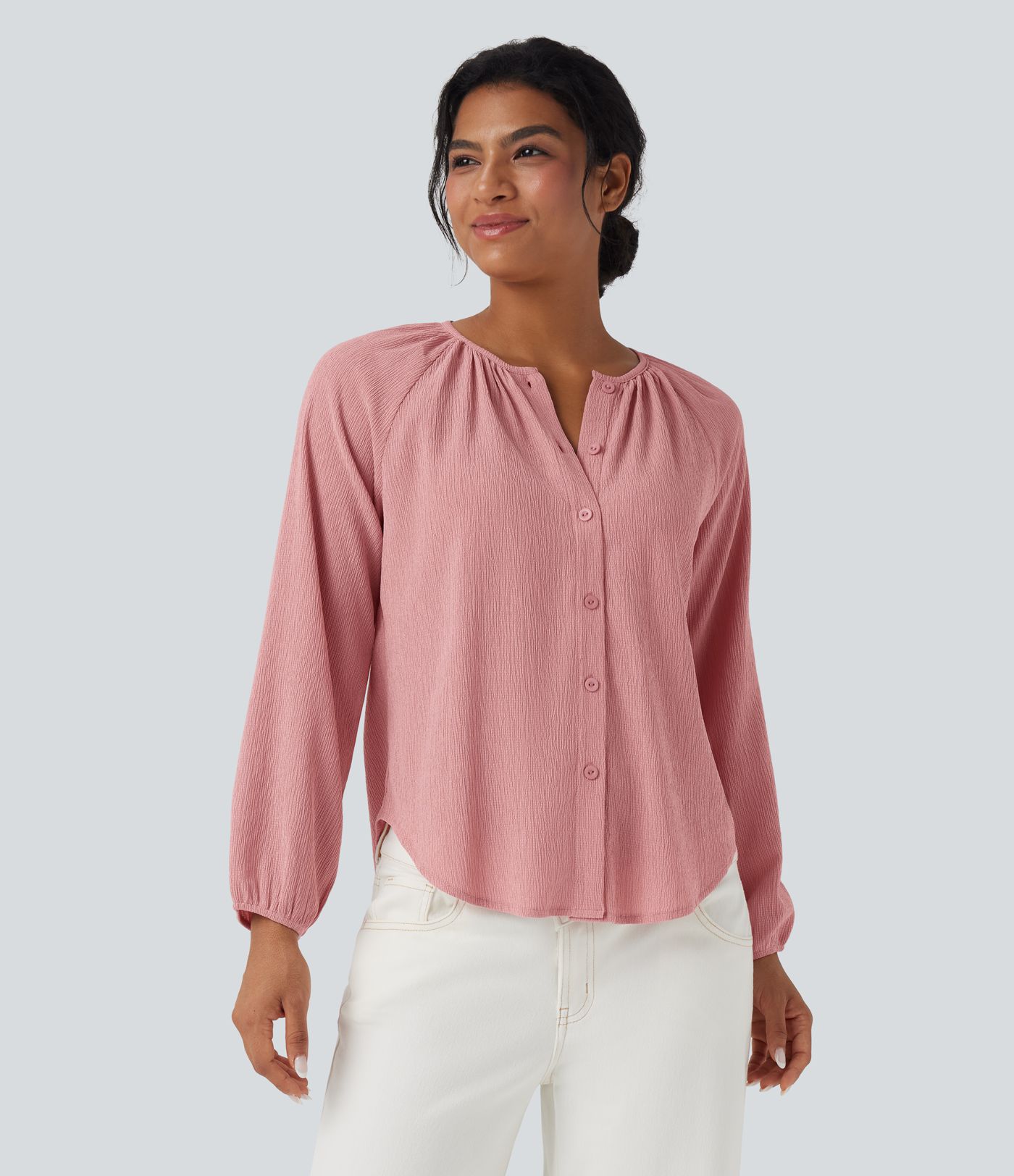 Blusa casual texturizada com decote redondo, mangas longas e barra curva.