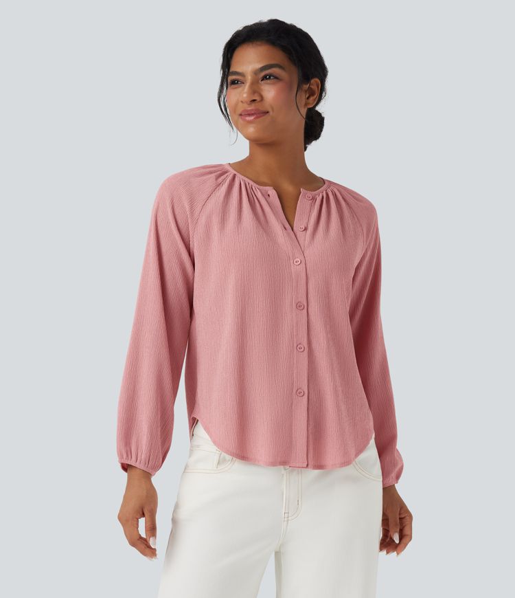 Blusa casual texturizada com decote redondo, mangas longas e barra curva.