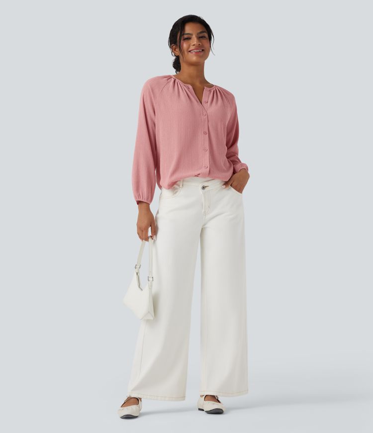 Blusa casual texturizada com decote redondo, mangas longas e barra curva.