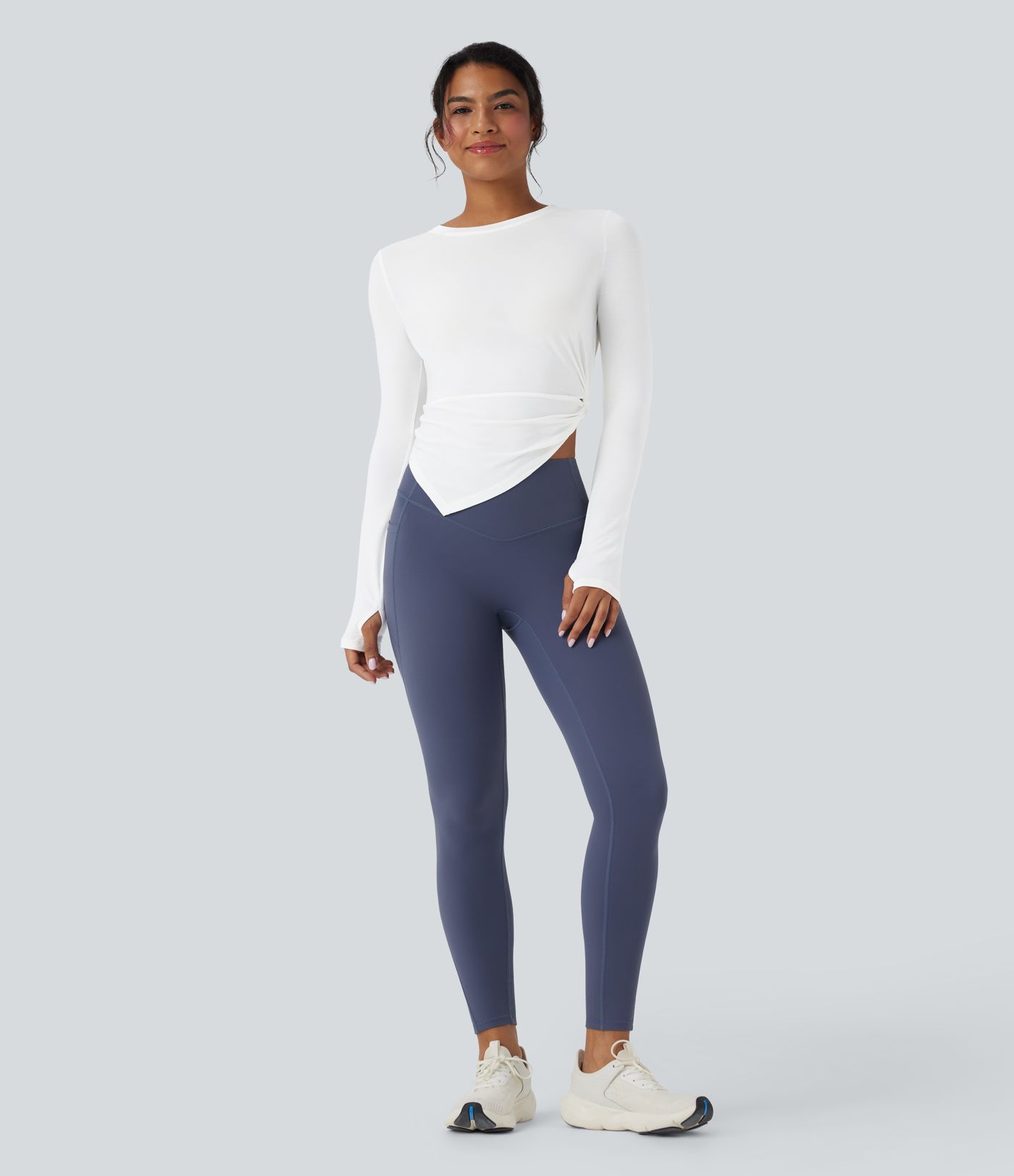 Top deportivo de yoga asimétrico de manga larga con abertura para el pulgar y secado rápido