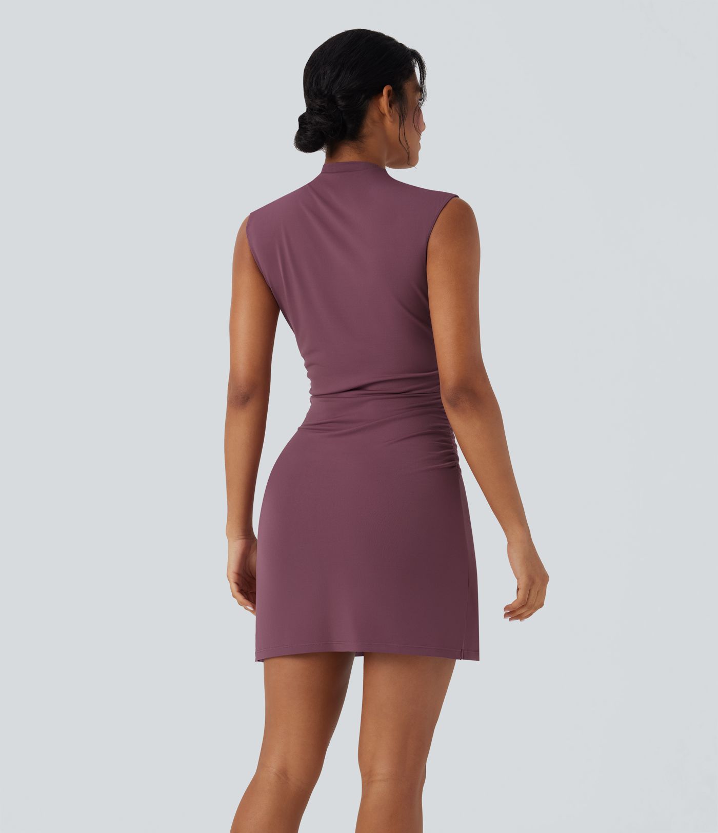 Robe courte moulante col montant sans manches froncée ourlet croisé