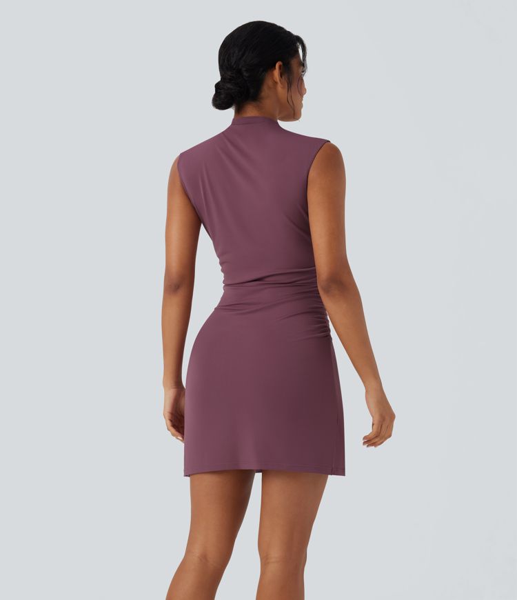 Robe courte moulante col montant sans manches froncée ourlet croisé