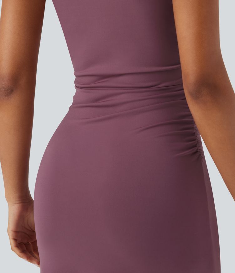 Robe courte moulante col montant sans manches froncée ourlet croisé