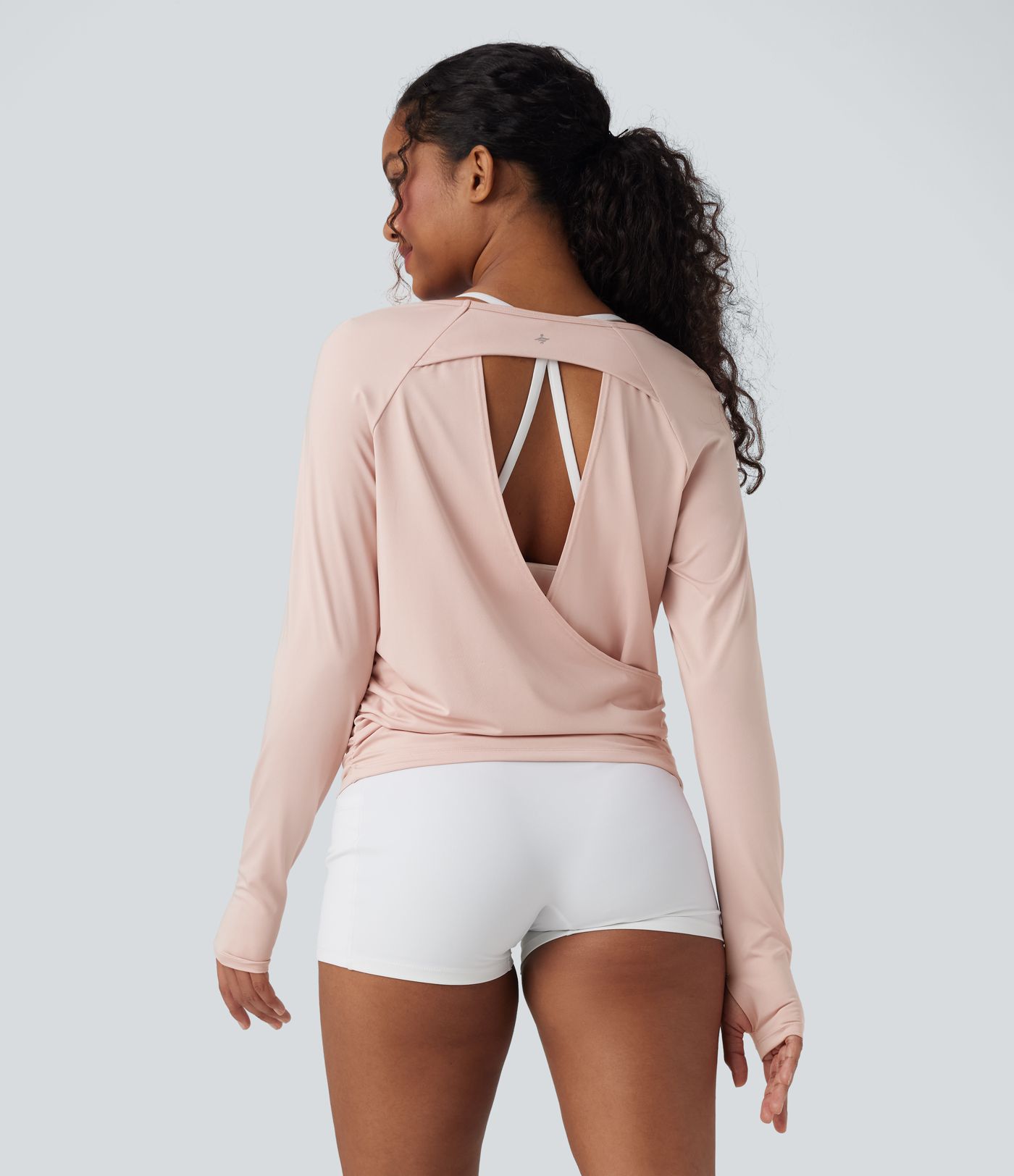 Entspanntes Yoga-Sport-Top mit Cut-Outs am Rücken und Daumenlöchern