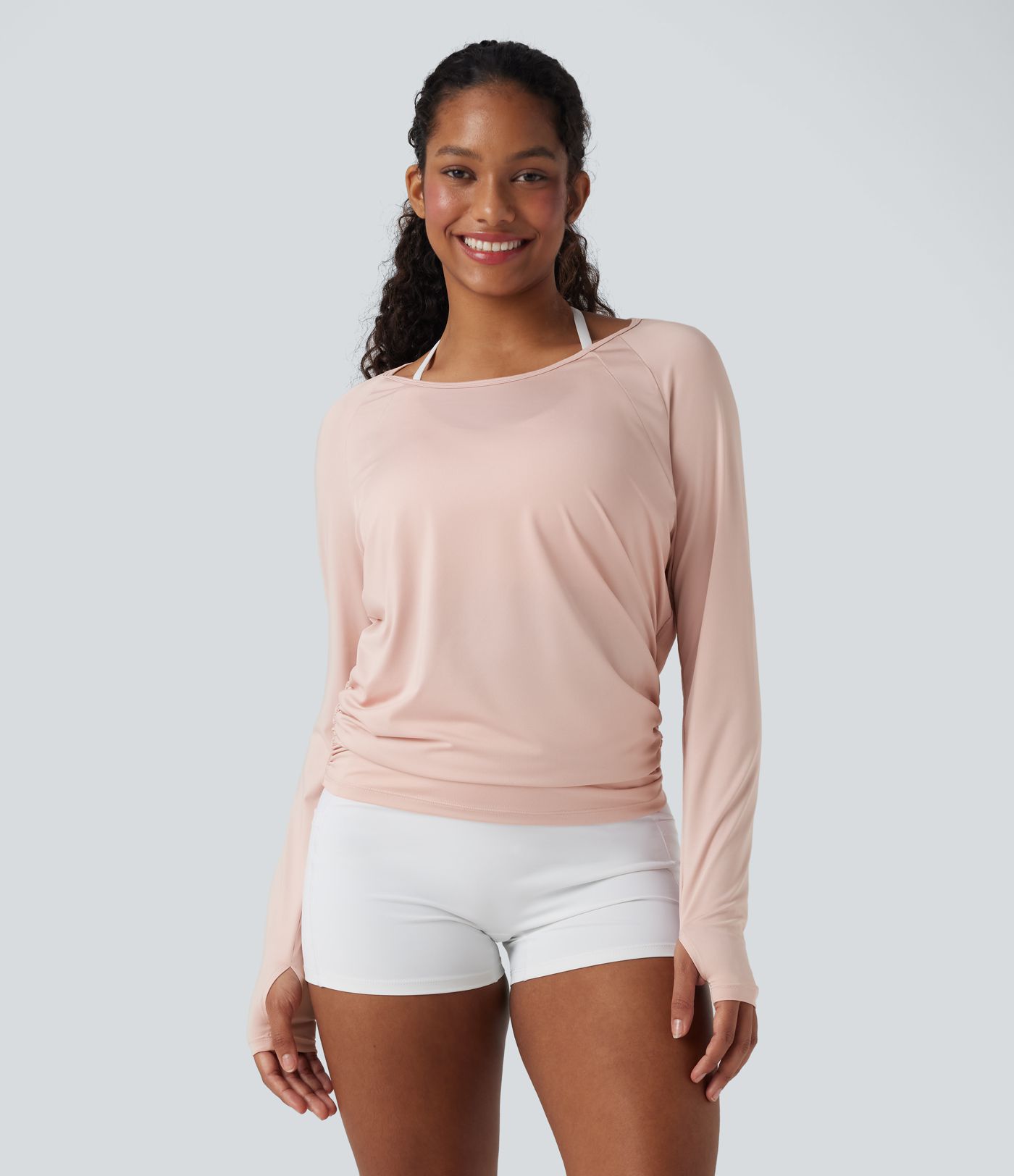 Entspanntes Yoga-Sport-Top mit Cut-Outs am Rücken und Daumenlöchern