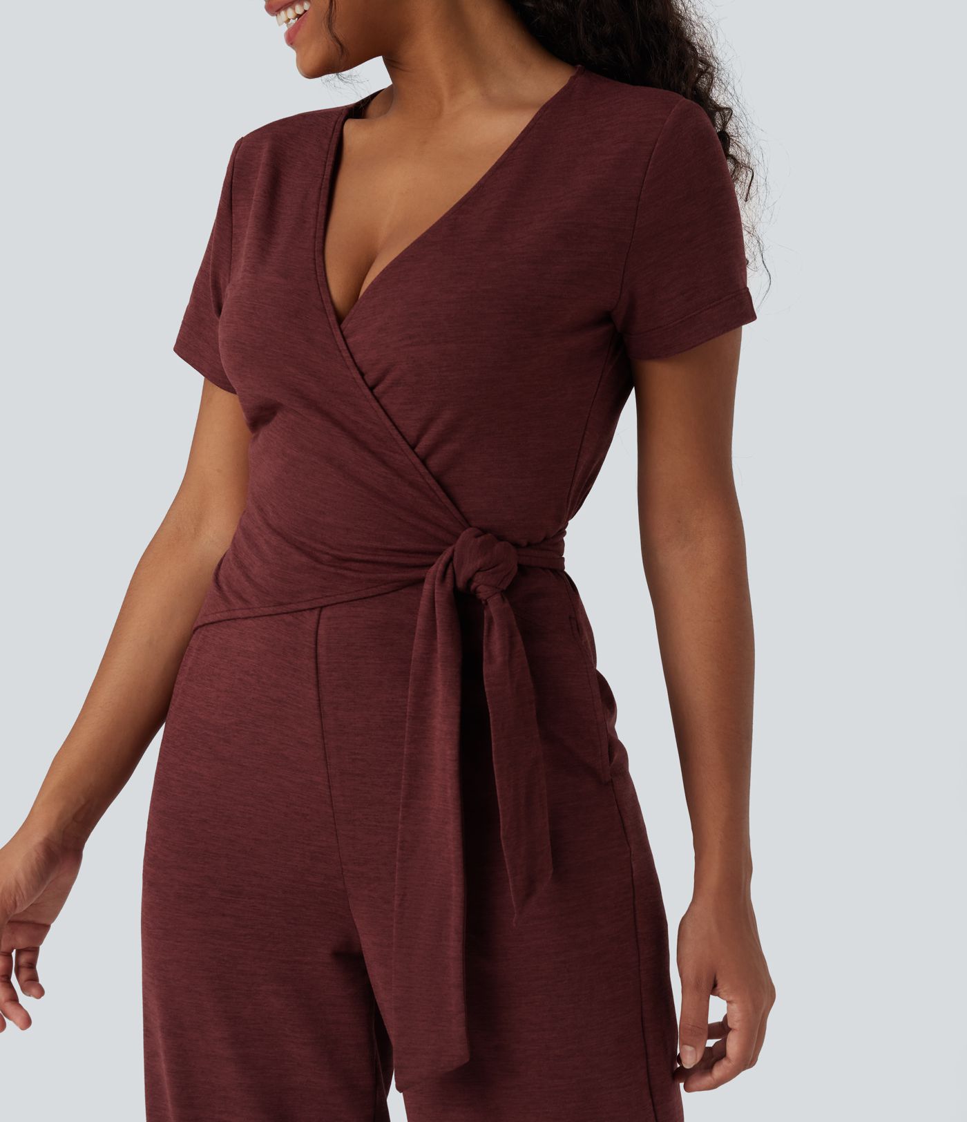 Combinaison décontractée col V manches courtes drapée liens dos jambe droite avec poches