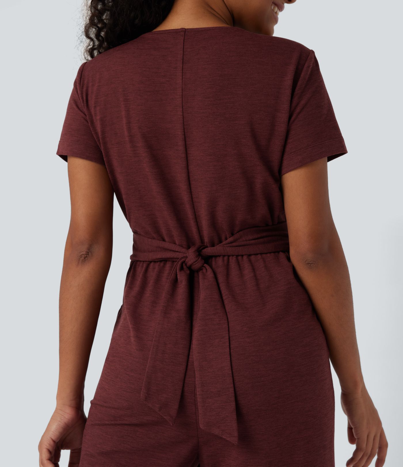 Combinaison décontractée col V manches courtes drapée liens dos jambe droite avec poches