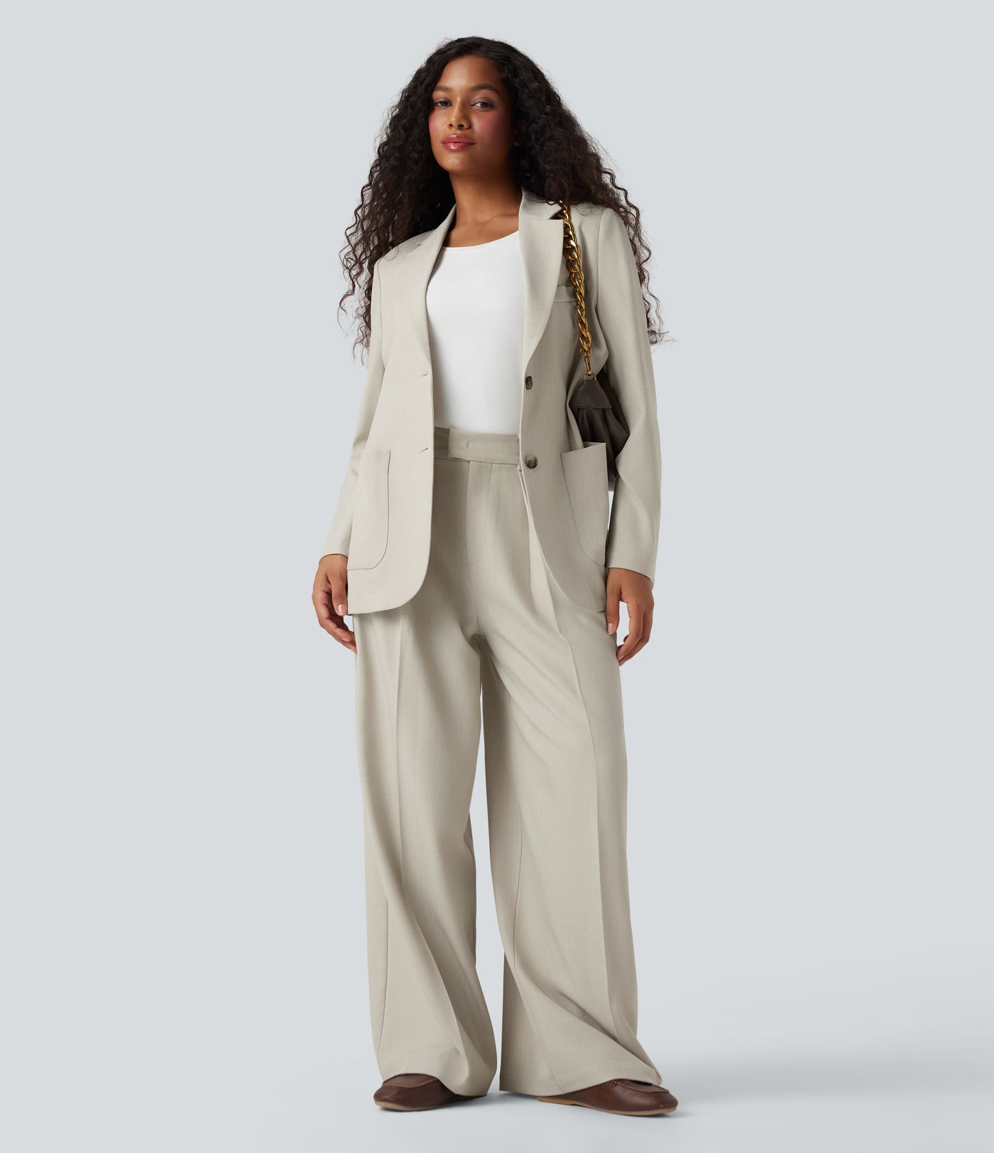 Pretgrumbu žakete ar iegrieztu apkakli, garām piedurknēm, līdzīga līnam, ar kabatām darbam