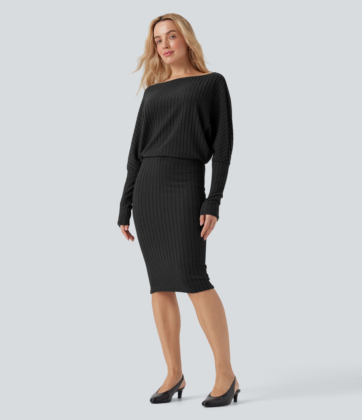 Figurbetontes, schulterfreies Freizeit-Midikleid aus geripptem Strick mit Fledermausärmeln