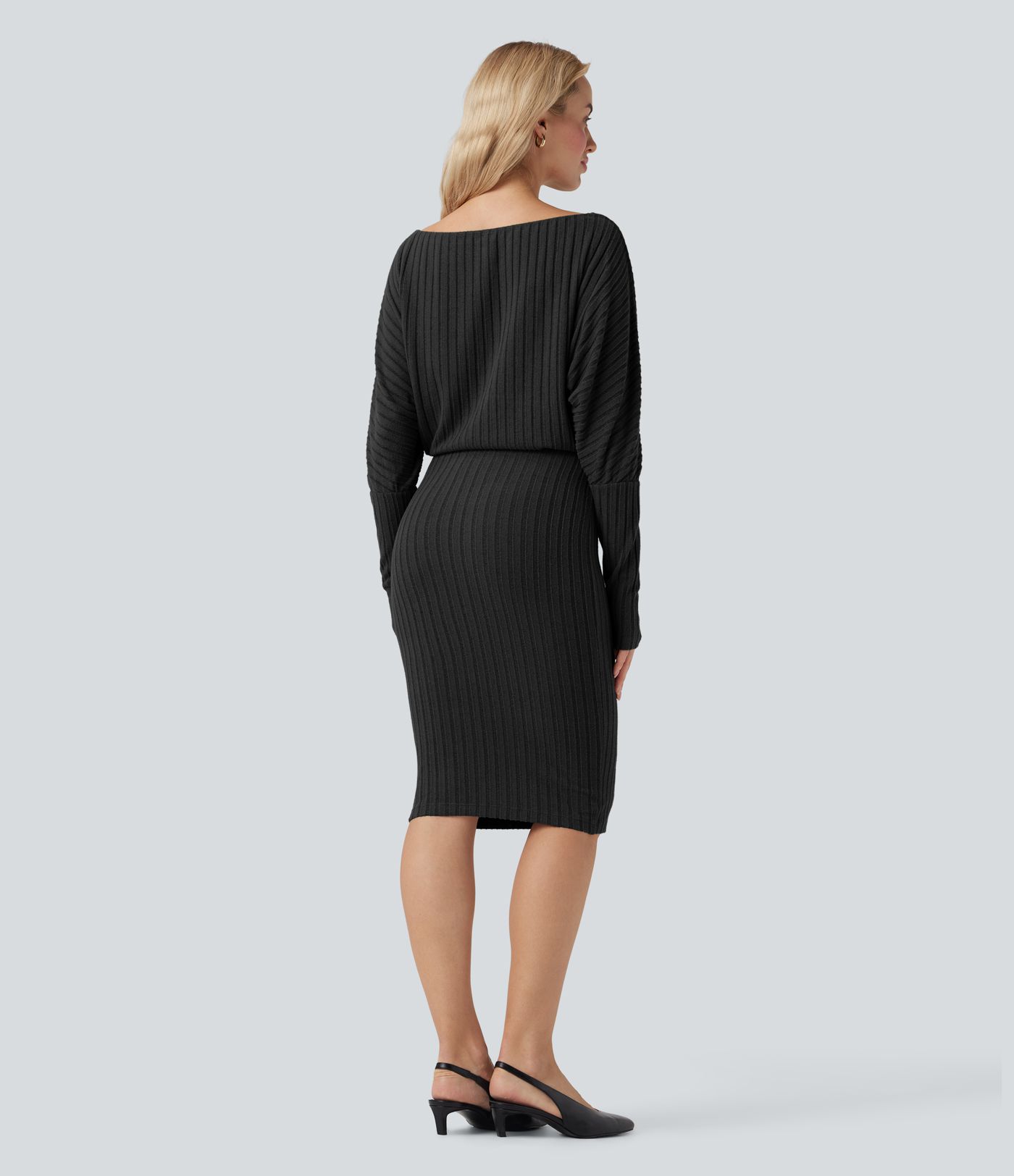 Figurbetontes, schulterfreies Freizeit-Midikleid aus geripptem Strick mit Fledermausärmeln