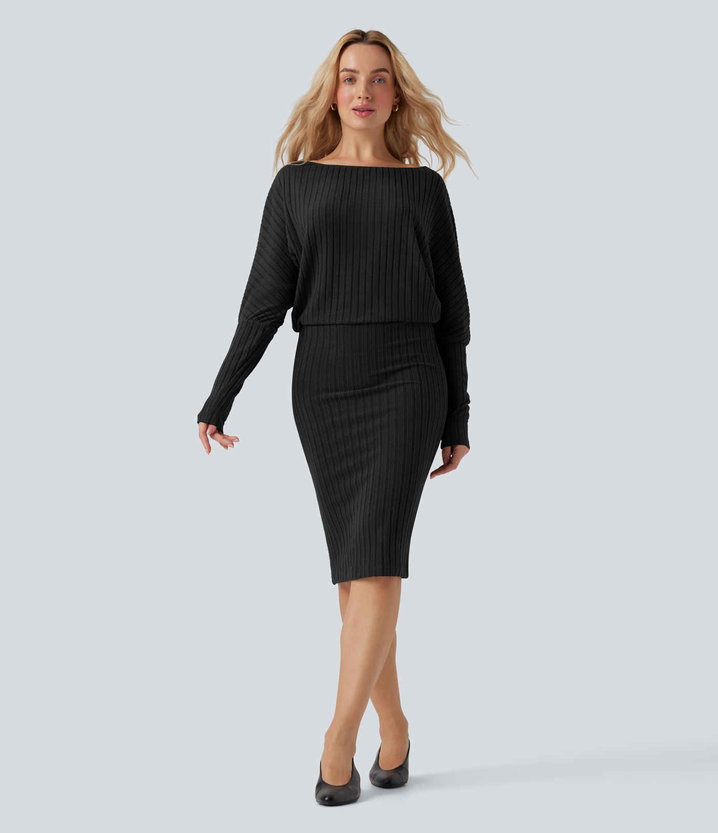 Figurbetontes, schulterfreies Freizeit-Midikleid aus geripptem Strick mit Fledermausärmeln