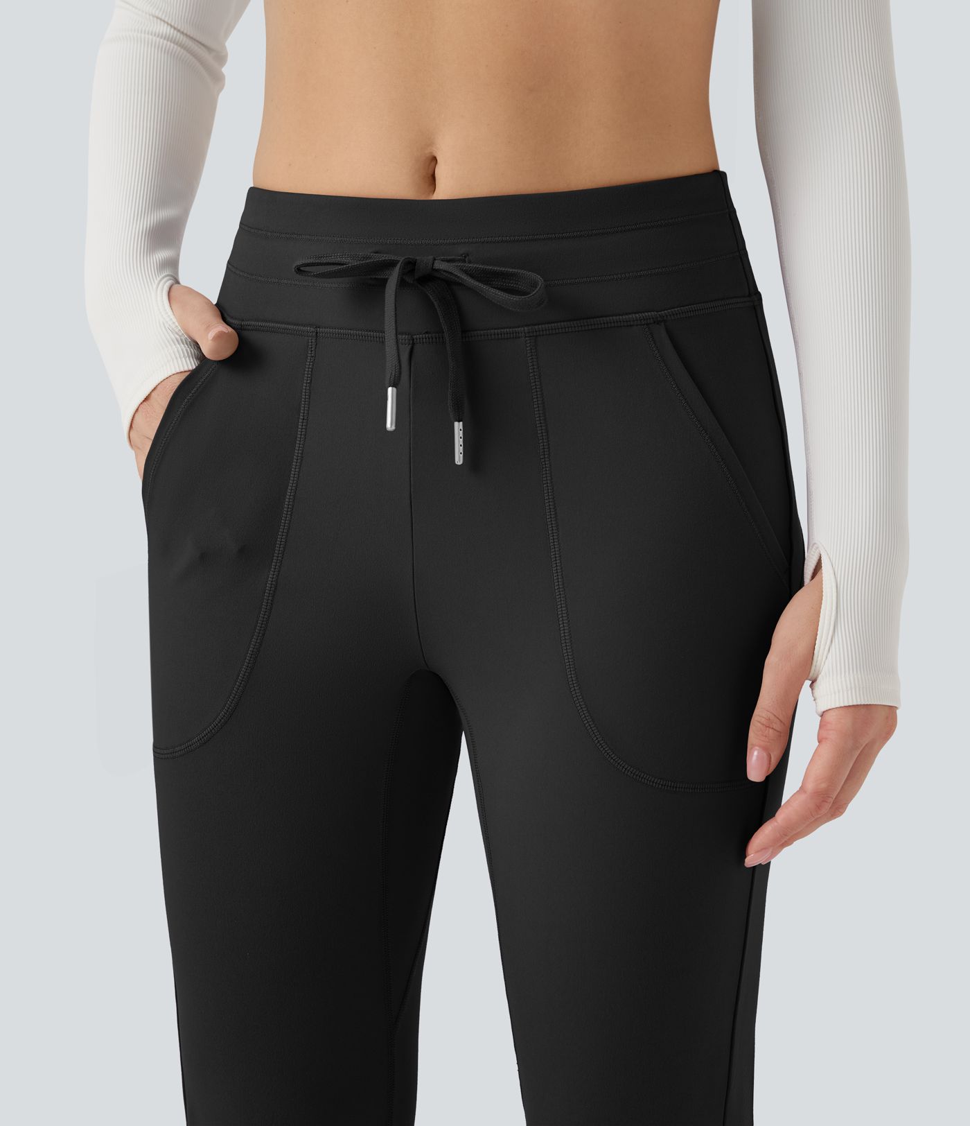 Pantalones informales de talle medio y corte cónico con cordones y bolsillos.