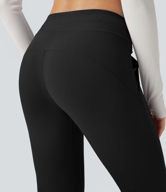 Pantalones informales de talle medio y corte cónico con cordones y bolsillos.