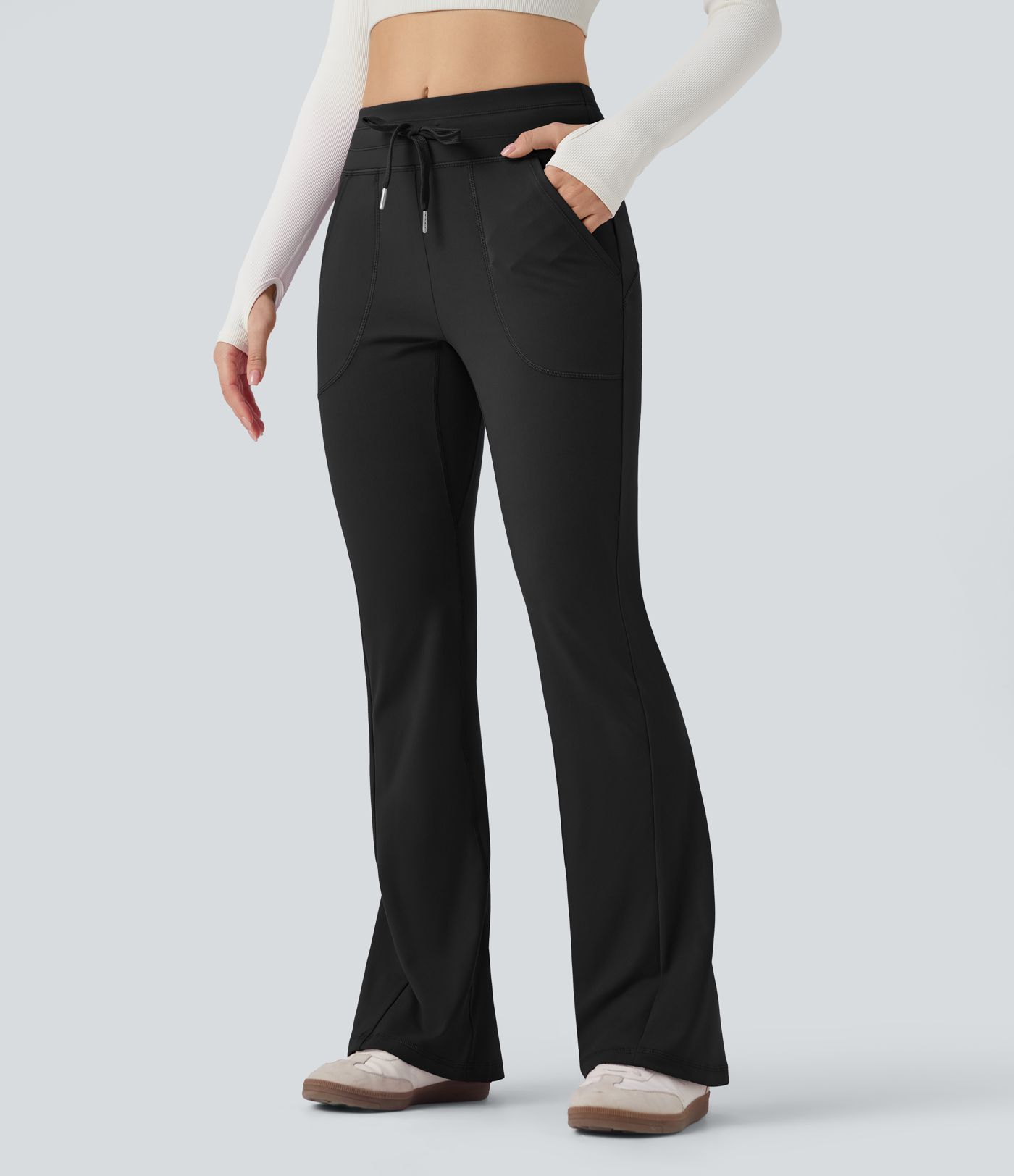 Pantalones informales de talle medio y corte cónico con cordones y bolsillos.