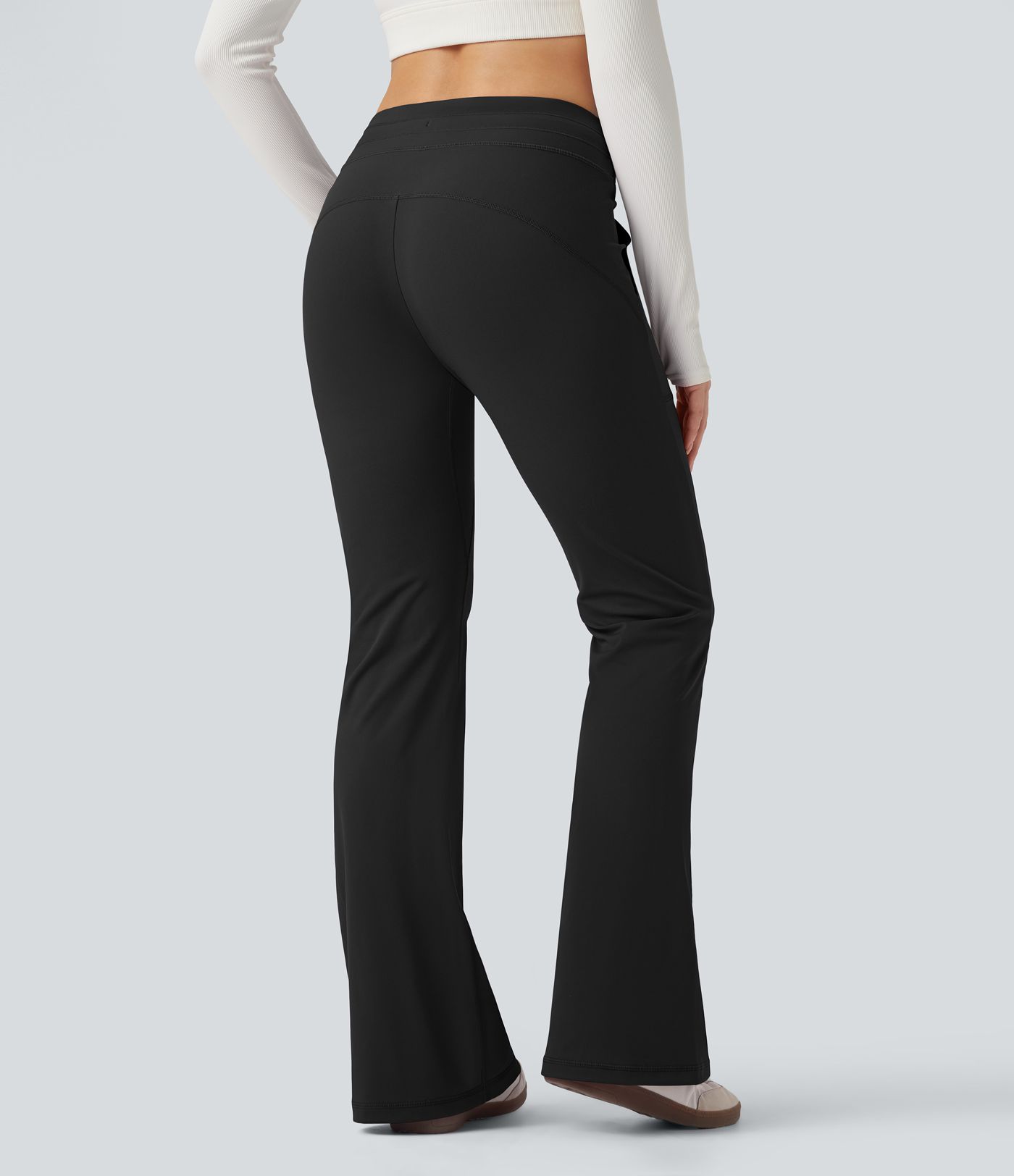 Pantalones informales de talle medio y corte cónico con cordones y bolsillos.