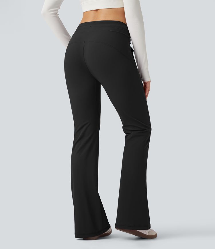 Pantalones informales de talle medio y corte cónico con cordones y bolsillos.