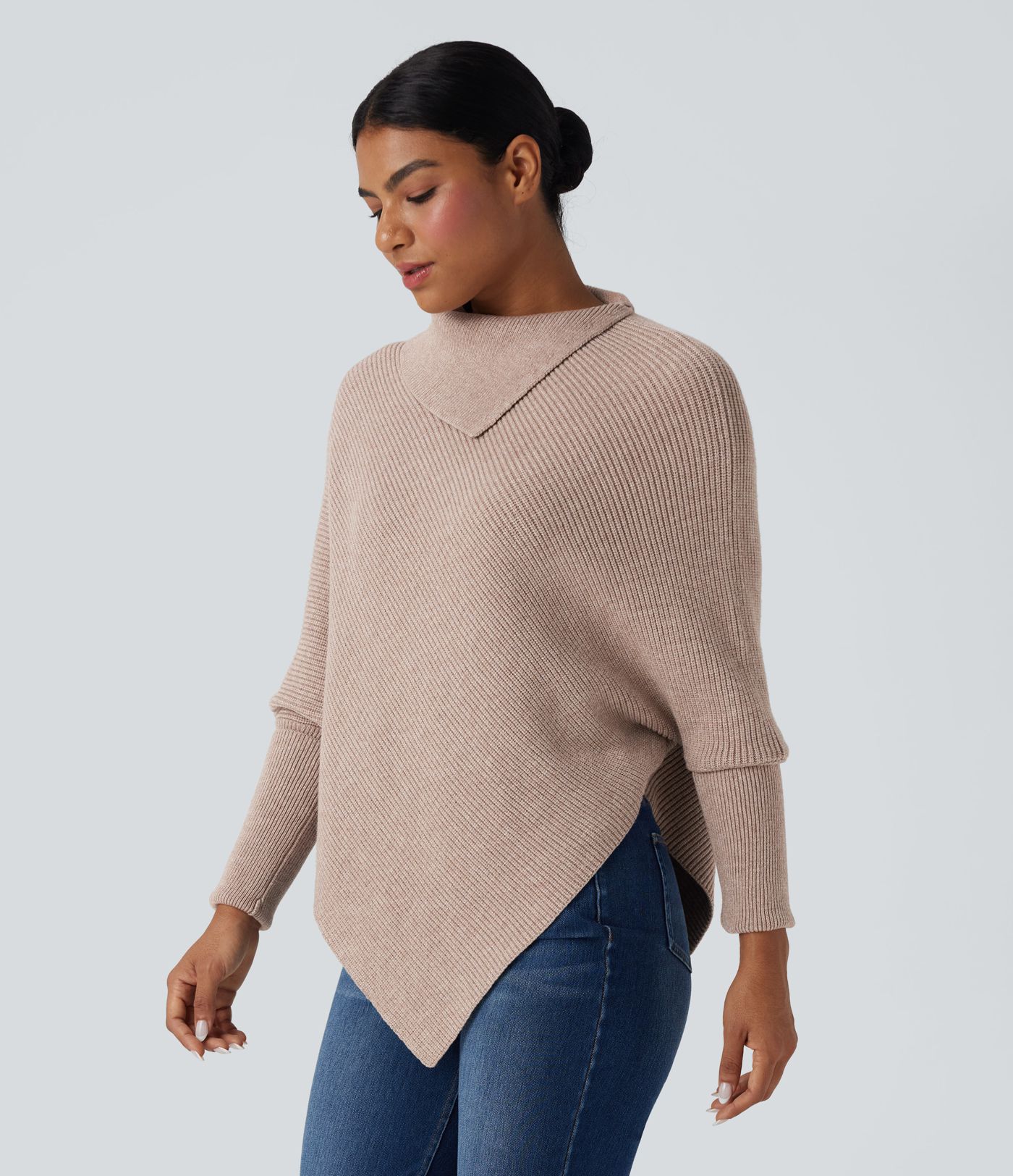 Suéter casual de cuello alto con mangas murciélago y dobladillo asimétrico