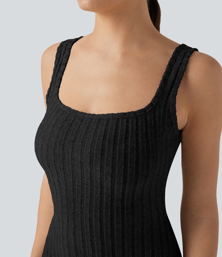 Vestido de punto acanalado con escote cuadrado, sin mangas, con detalles retorcidos en la espalda y una abertura — vestido maxi bodycon informal