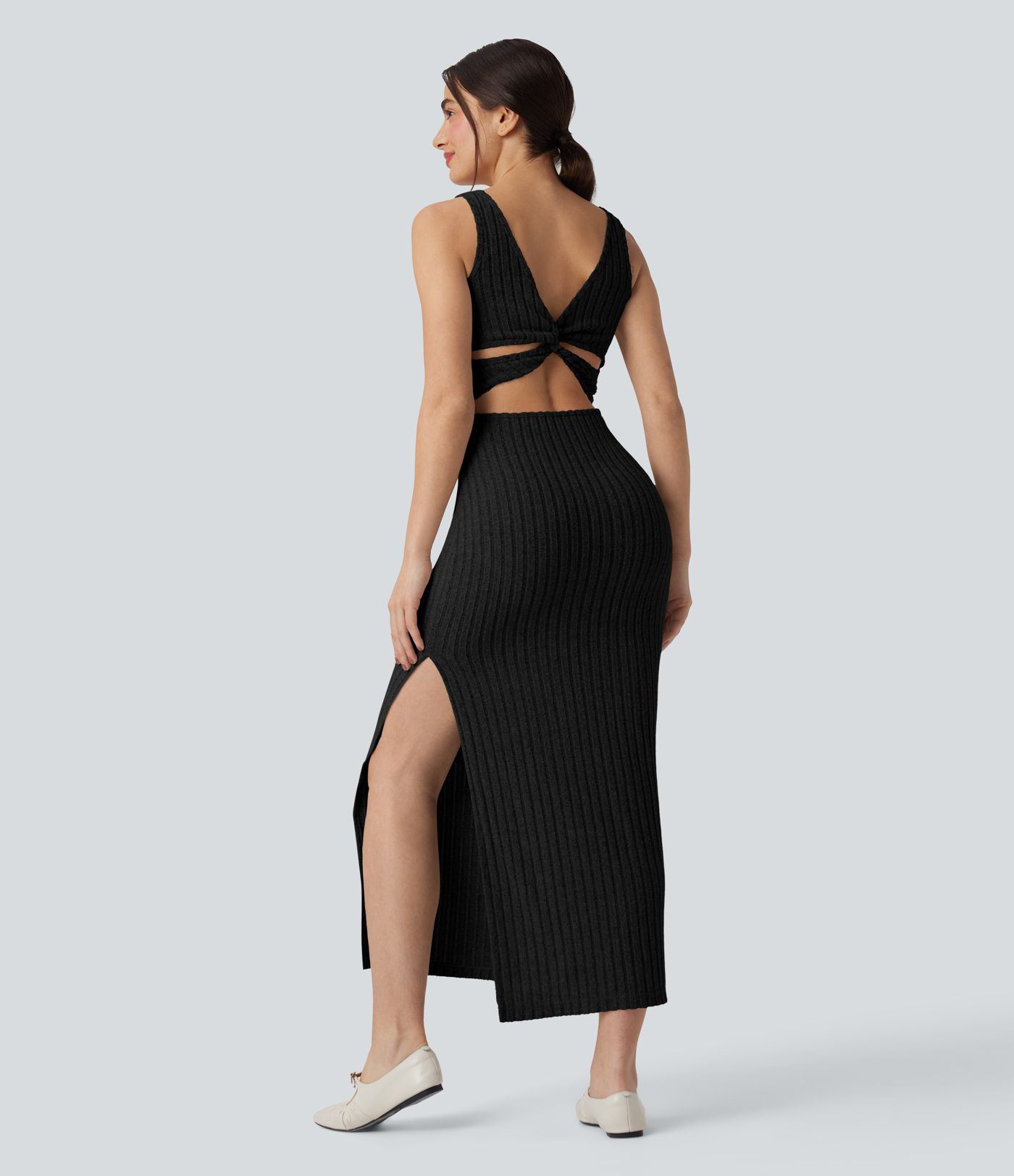 Vestido de punto acanalado con escote cuadrado, sin mangas, con detalles retorcidos en la espalda y una abertura — vestido maxi bodycon informal