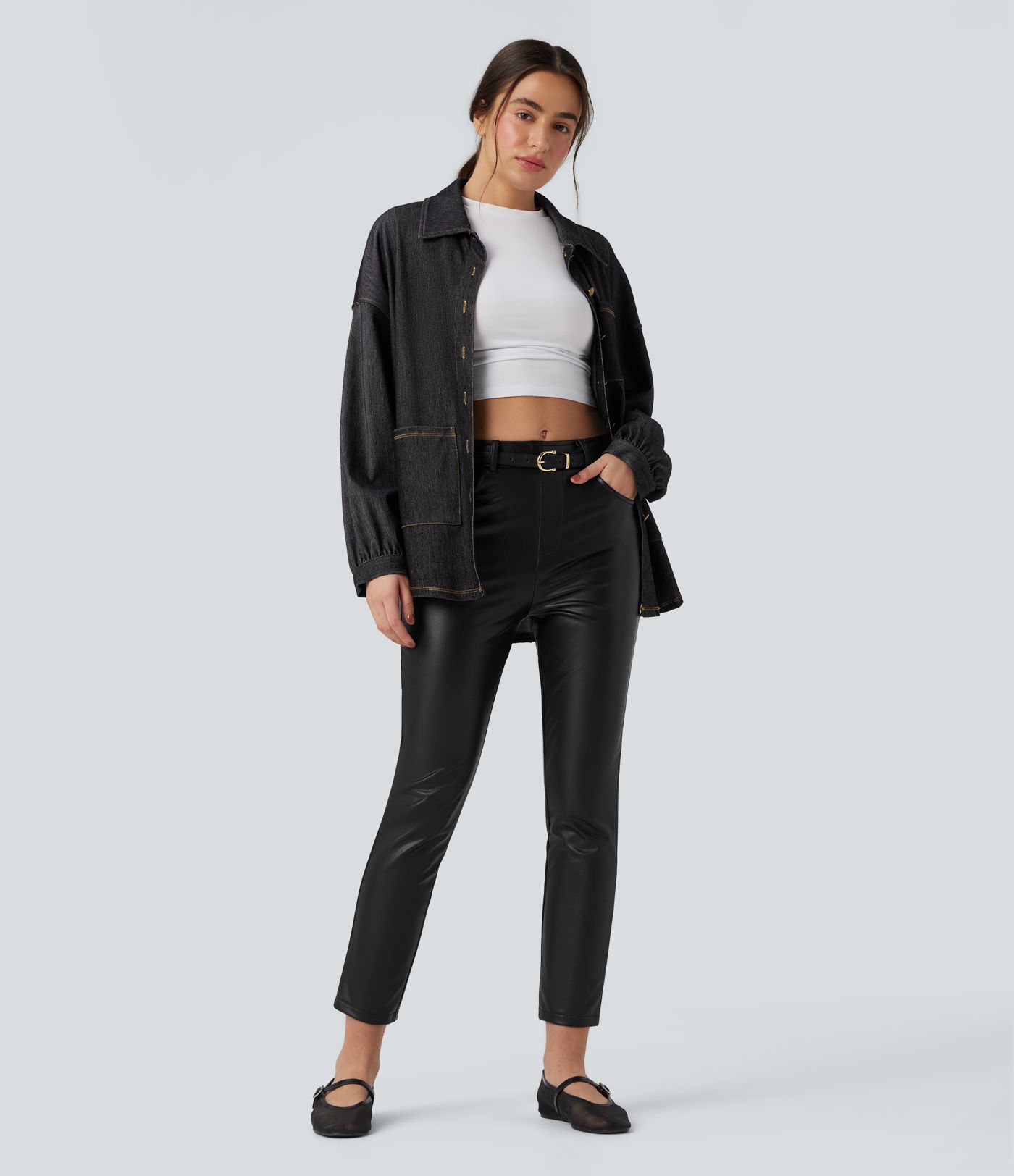 Dehnbare 7/8-Hose aus Kunstleder mit mittelhohem Bund und Seitentaschen