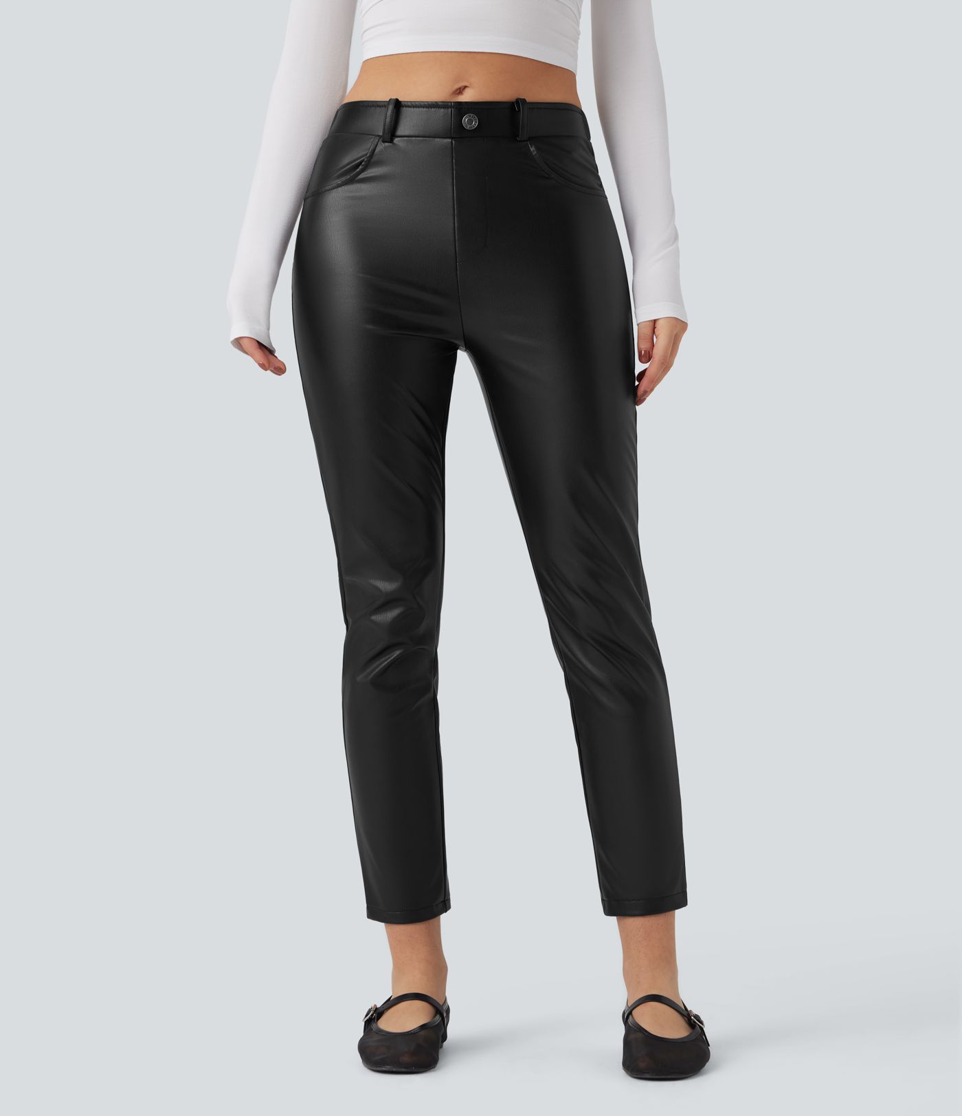 Dehnbare 7/8-Hose aus Kunstleder mit mittelhohem Bund und Seitentaschen