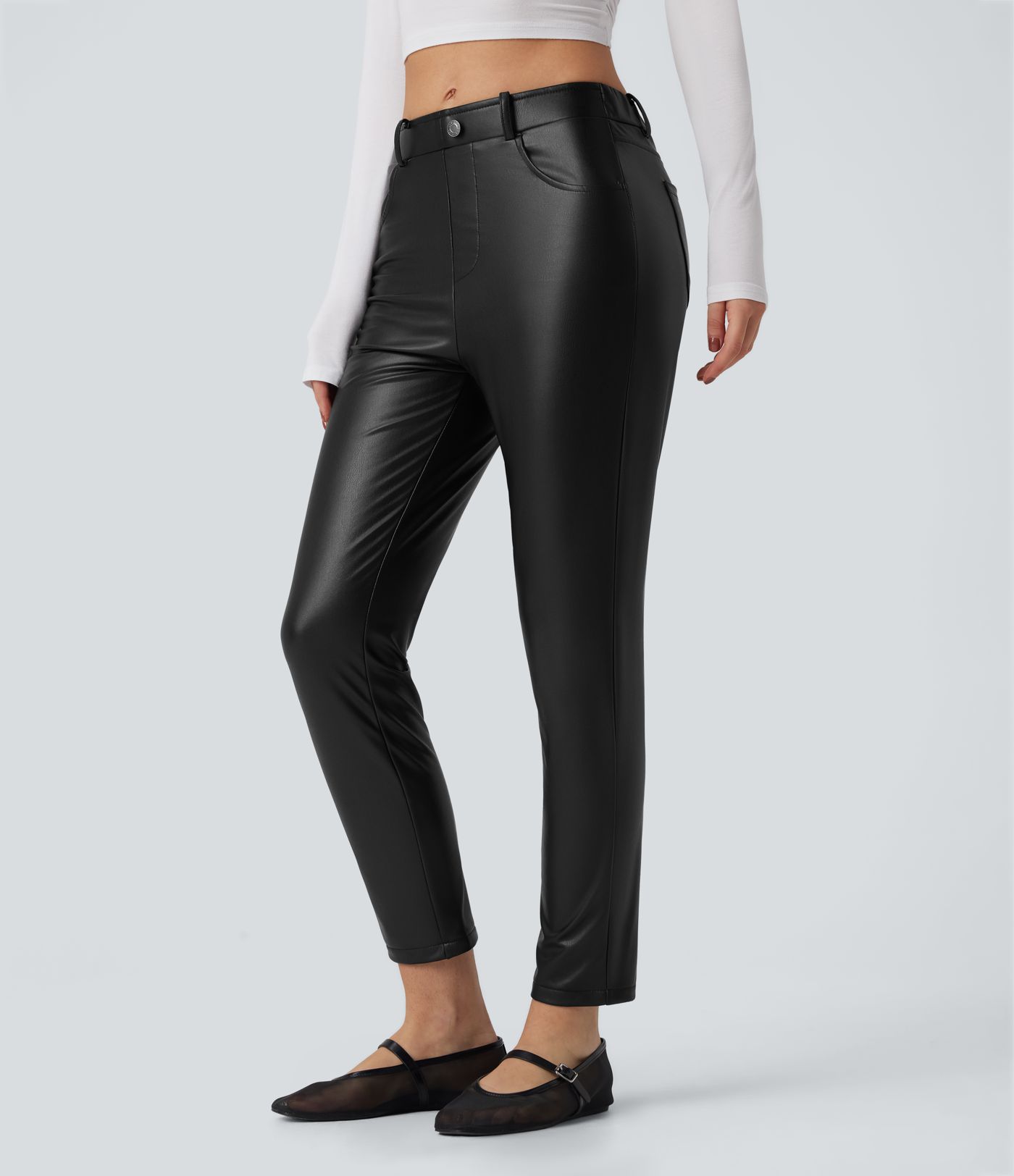 Dehnbare 7/8-Hose aus Kunstleder mit mittelhohem Bund und Seitentaschen